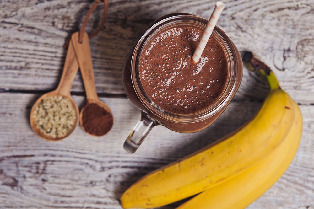 Kozarec čokoladnega smoothija na podlagi s svežimi bananami, kakavom in konopljinimi semeni