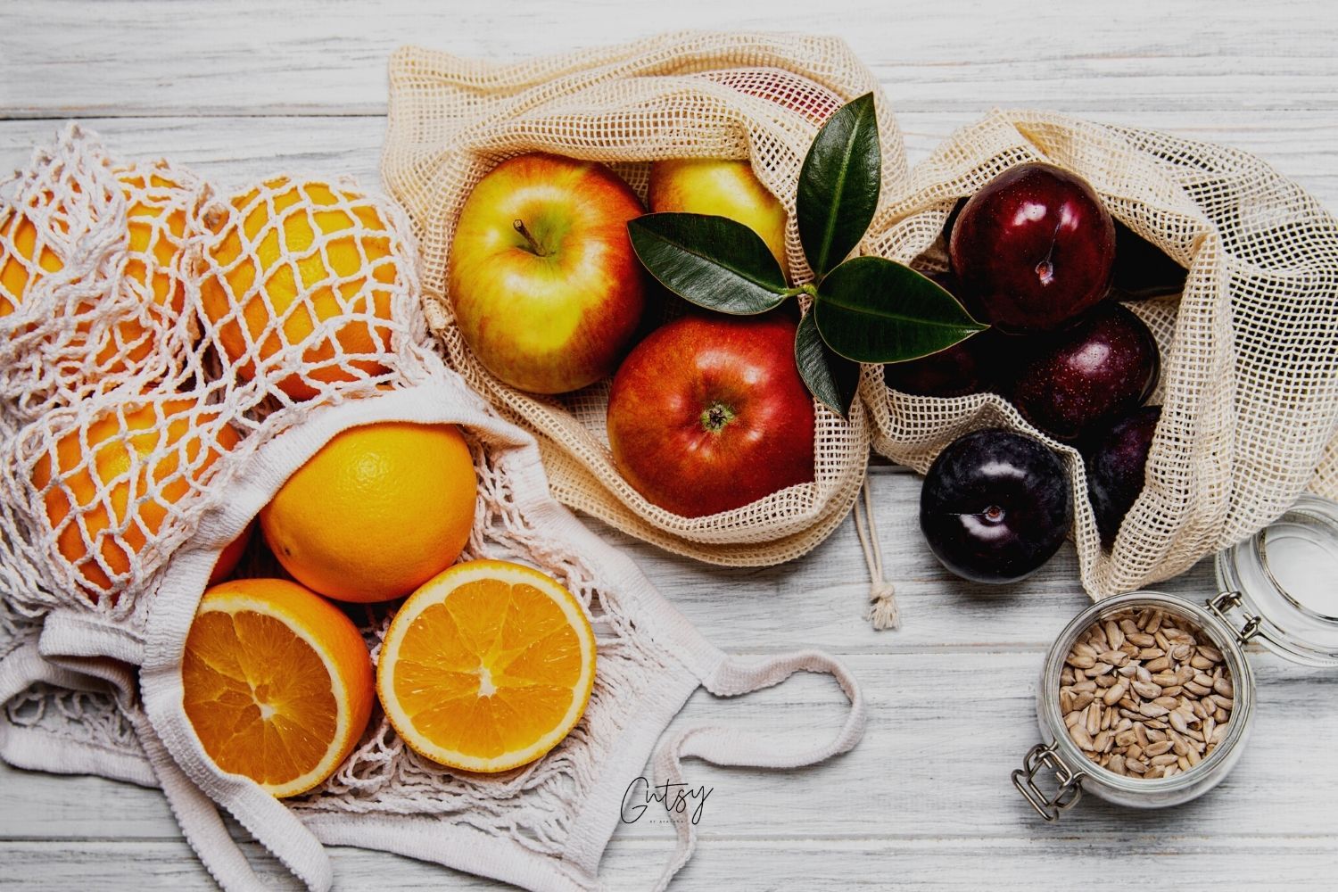 Učinkovito nakupovanje živil - sveže sadje in zelenjava s tržnice na mizi