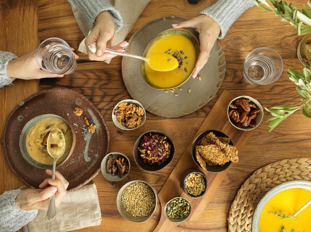 fotografija mize, obložene z različnimi juhami in drugimi jedmi