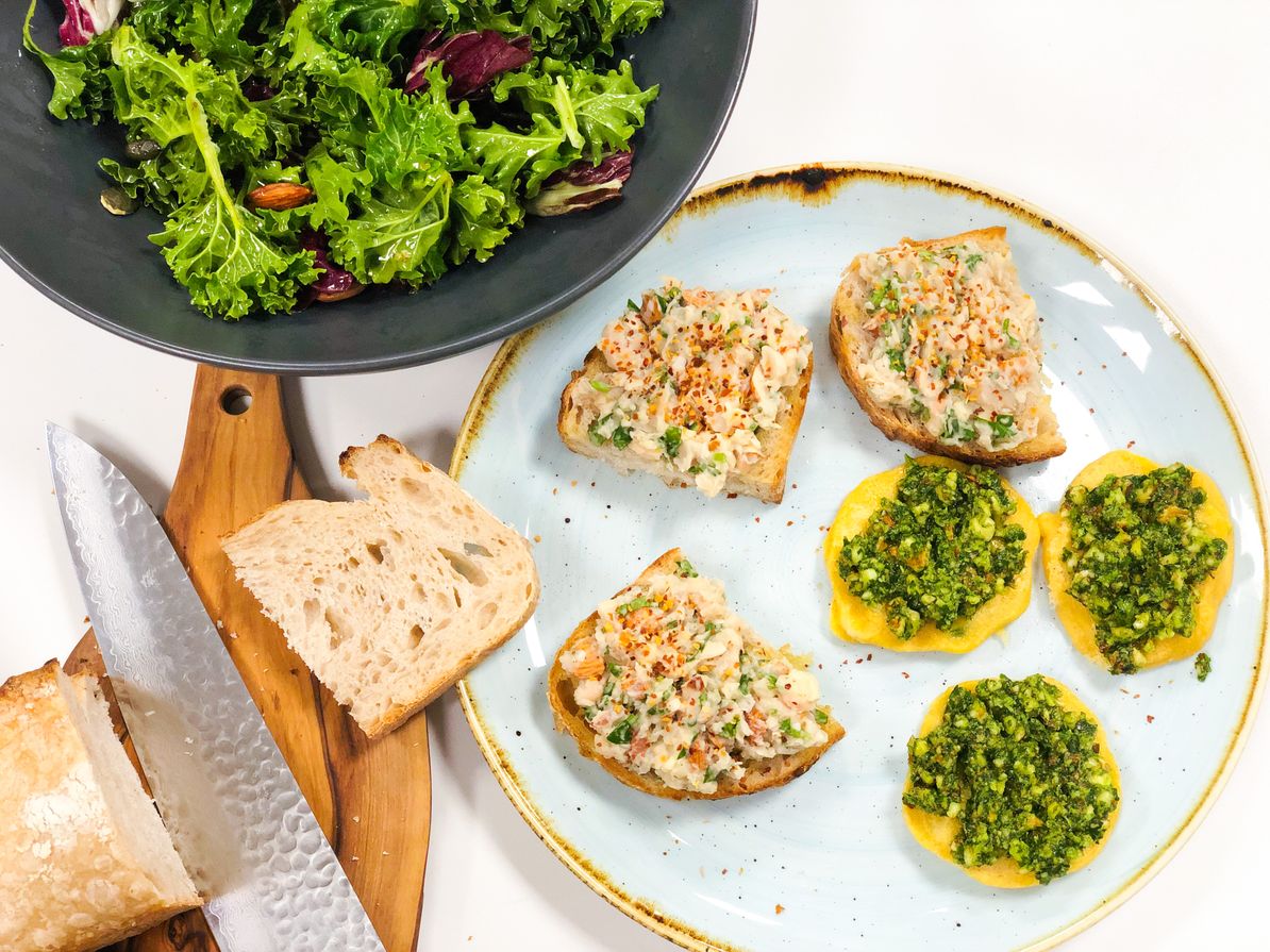 Slika jedi, ki smo jih pripravljali na kuhanju v živo preko platforme Instagram: crostini kruhke s fižolovim namazom,  mini omlete s pestom,  zimsko solato z vinaigrette prelivom.