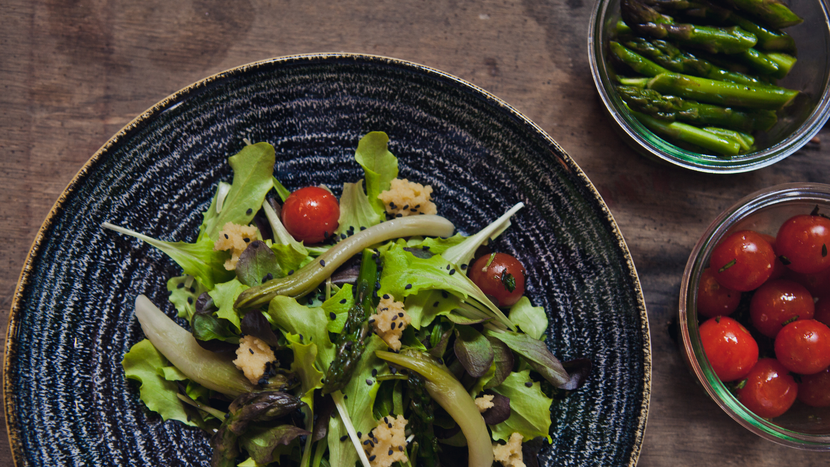 solata s spomladanskim zelenjem in šparglji v keramični skodelici - slika recepta