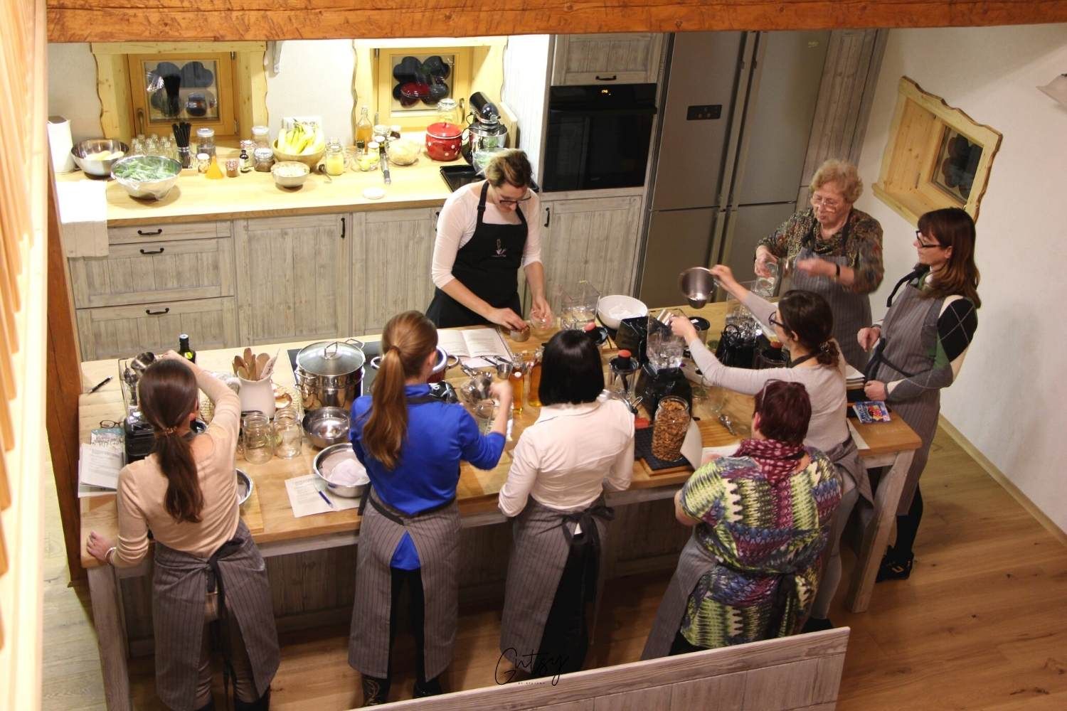 aleksandra predava udeleženkam na veganski kuharski delavnici v živo