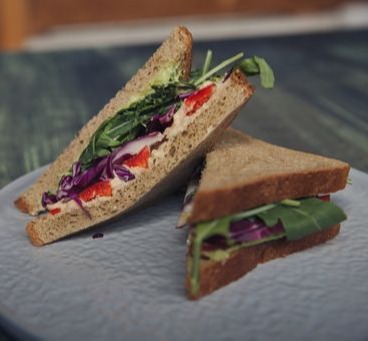 zelenjavni toast sendviči na krožniku na mizi