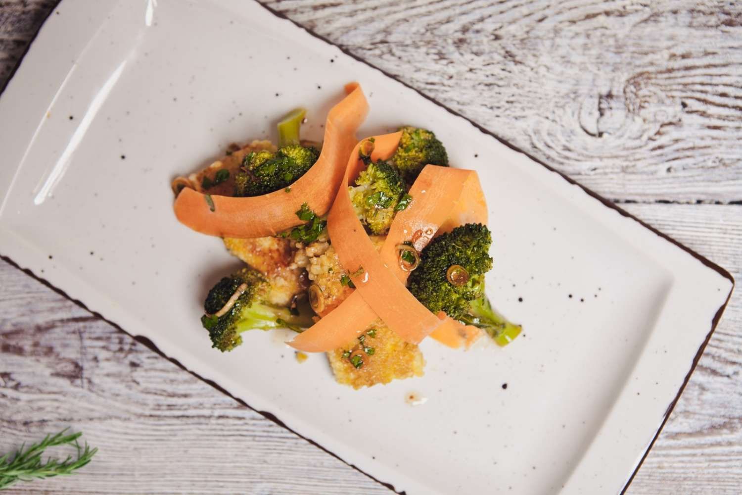 pečena prosena »polenta« s soparjenim brokolijem in tamari koriandrovo marinado na krožniku